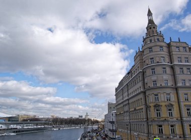 Kremlin kışın köprü