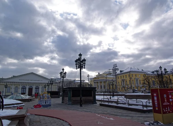 Исторический фонарь в центре Москвы против облачного неба — стоковое фото
