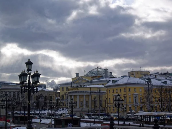 Исторический фонарь в центре Москвы против облачного неба — стоковое фото