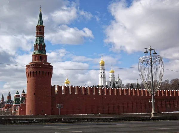 Brug in de buurt van het Kremlin in de winter — Stockfoto