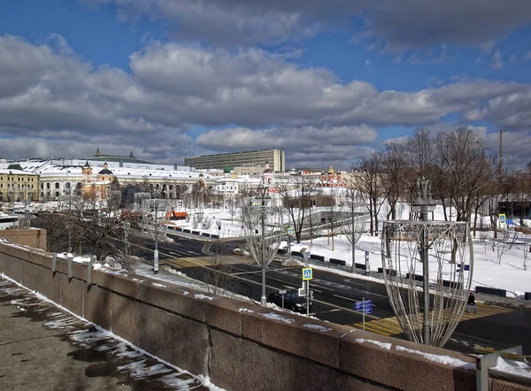 Brug in de buurt van het Kremlin in de winter — Stockfoto