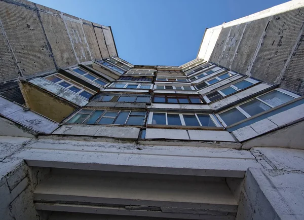 Varandas pré-fabricadas edifícios soviéticos no fundo do céu — Fotografia de Stock