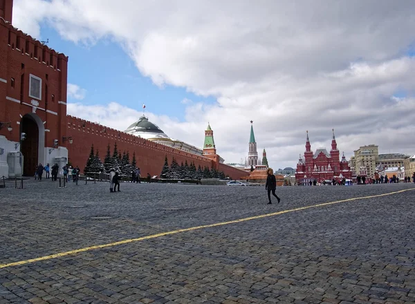 Проход через Спасские ворота в Кремле — стоковое фото