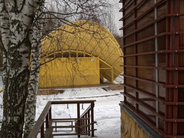 sahne alanı Kışın açık bir aşamasıdır 