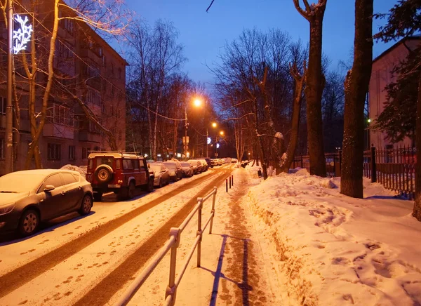 Światła w godzinach wieczornych na ulicy w zimie — Zdjęcie stockowe