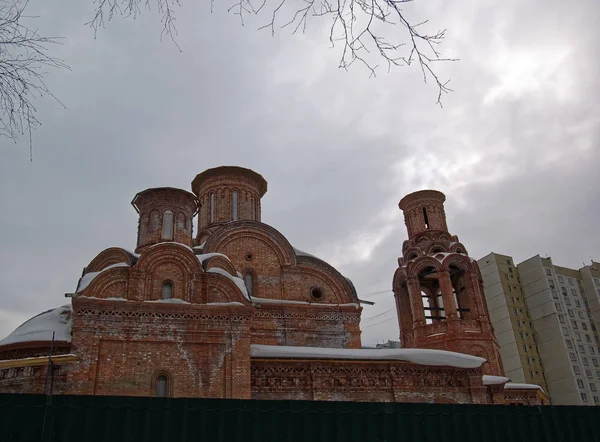 Iglesia ortodoxa inacabada en invierno en Moscú — Foto de Stock