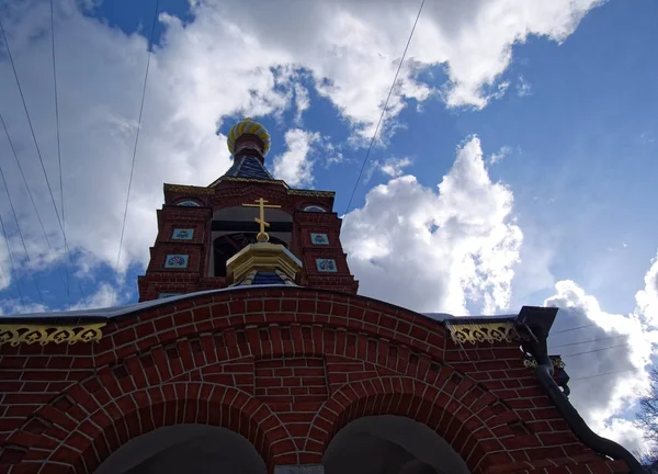 Orthodoxe Kirche gegen den Himmel im Winter — Stockfoto