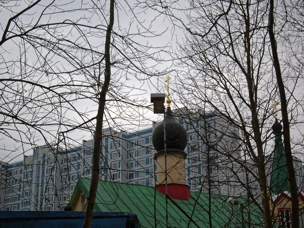 Chiesa ortodossa contro il cielo in inverno — Foto Stock