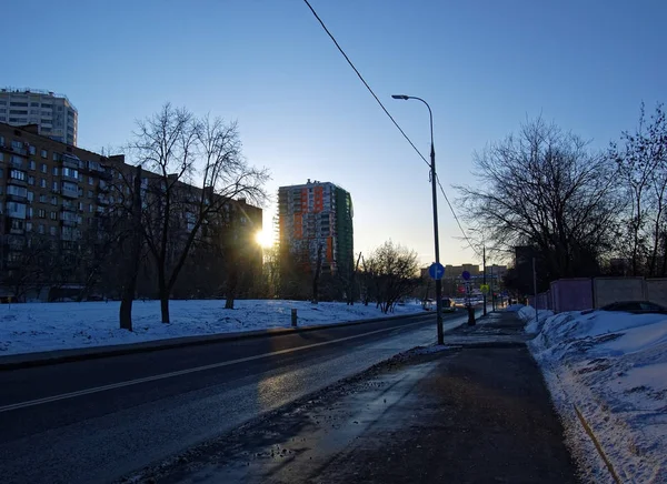 Zapadající slunce do moskevského dvora v zimě — Stock fotografie