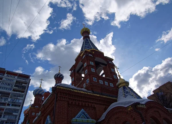 Ortodoxa kyrkan mot himlen i vinter — Stockfoto