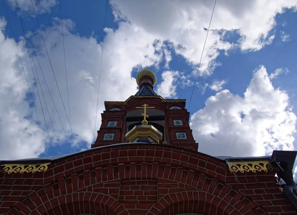 Igreja Ortodoxa contra o céu no inverno — Fotografia de Stock
