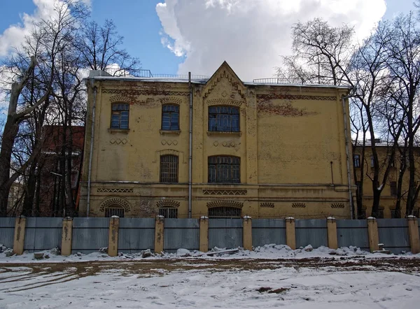 Vieille maison derrière la clôture en hiver — Photo