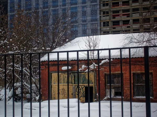 Заброшенное здание на фоне строящейся зимы — стоковое фото