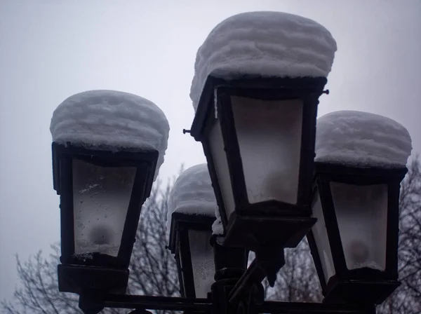 Lager av snö på en gatlykta mot himlen — Stockfoto