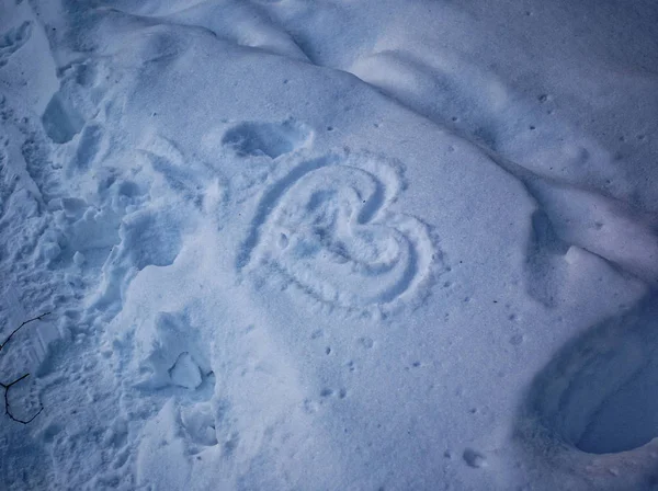 Signo del corazón en la nieve en invierno — Foto de Stock