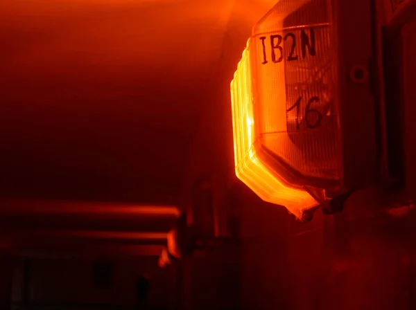 Luz de emergencia en un pasaje subterráneo — Foto de Stock