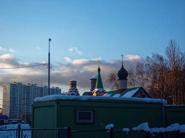 Iglesia ortodoxa de madera en invierno contra el cielo azul — Foto de Stock