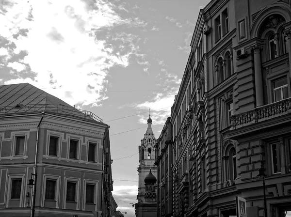 Kostel nedaleko moskevského Kremlu v létě — Stock fotografie