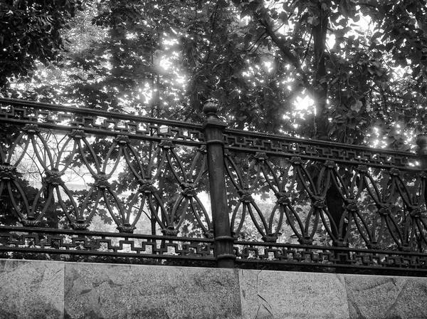 Cerca de ornamento com aberturas no parque em Moscou — Fotografia de Stock