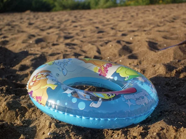 Children's inflatable circle on the river Bank in summer — Stock Photo, Image