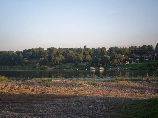 La orilla del río Oka en verano — Foto de Stock