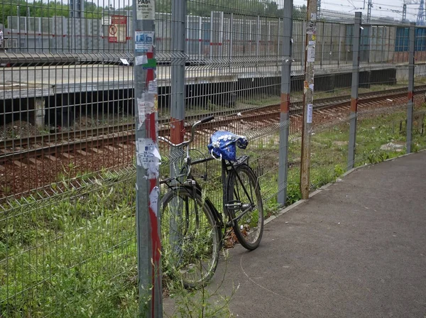 Régi kerékpár-a kerítés, a pályaudvar: — Stock Fotó
