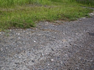 Yaz aylarında küçük taşlar köyü yol