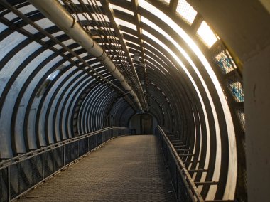 Yaz aylarında Moskova'da yükseltilmiş yaya geçidi