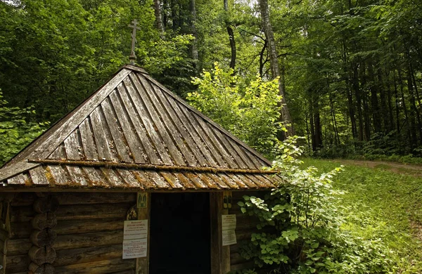 Vecchia cappella in legno nel bosco in estate — Foto Stock