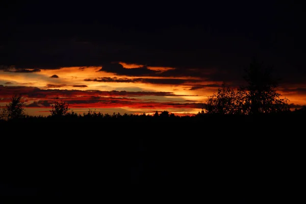 Farbenfroher Sonnenuntergang im Sommer auf dem Land — Stockfoto