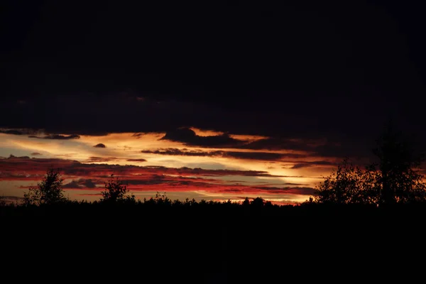 Färgsprakande solnedgång på sommaren på landsbygden — Stockfoto