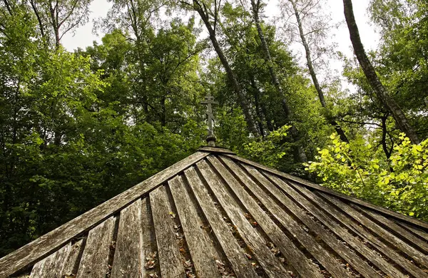 Velha capela de madeira na floresta no verão — Fotografia de Stock