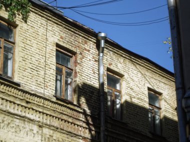 Moskova'da yaz aylarında eski tuğla ev