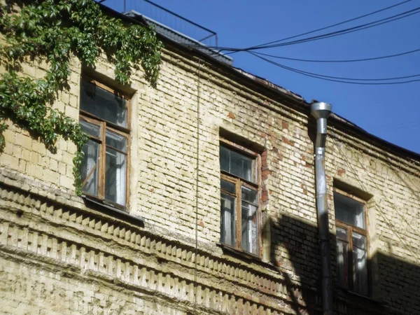 Old brick house in summer in Moscow — Stock Photo, Image