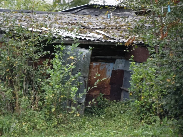 Vecchio villaggio di lavoro in Russia in estate — Foto Stock