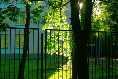 bahar okulda yakınında demir çit