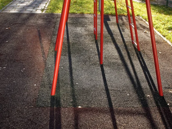 Journée ensoleillée d'automne à l'aire de jeux pour enfants — Photo