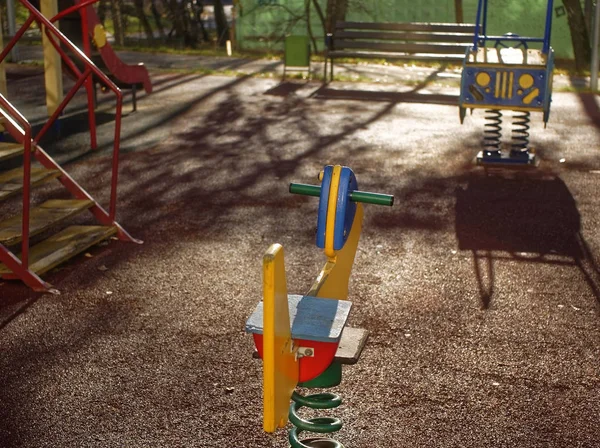 Сонячний осінній день на дитячому майданчику — стокове фото