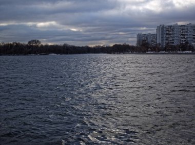 Bulutlu bir günde, Mosco nehirde Kasım