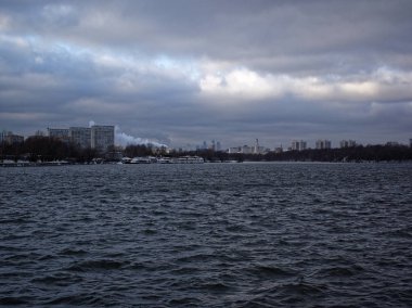 Bulutlu bir günde, Mosco nehirde Kasım