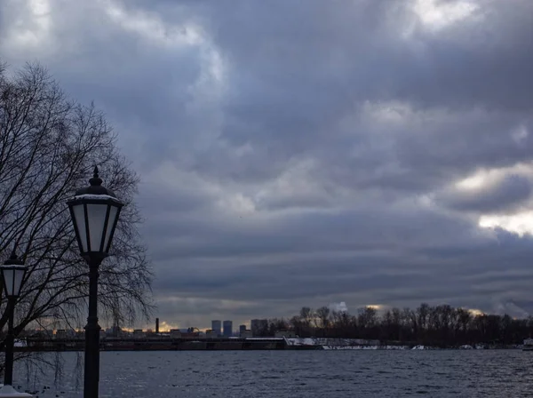 Листопад Річка Хмарний День Моско — стокове фото