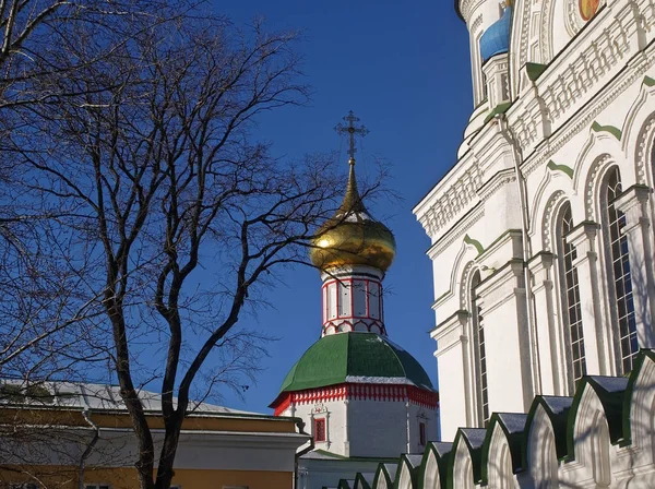 Московский Монастырь Фоне Голубого Неба — стоковое фото