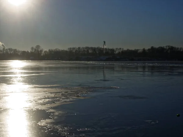 公园在莫斯科河的堤防在冬天 区打印机 — 图库照片