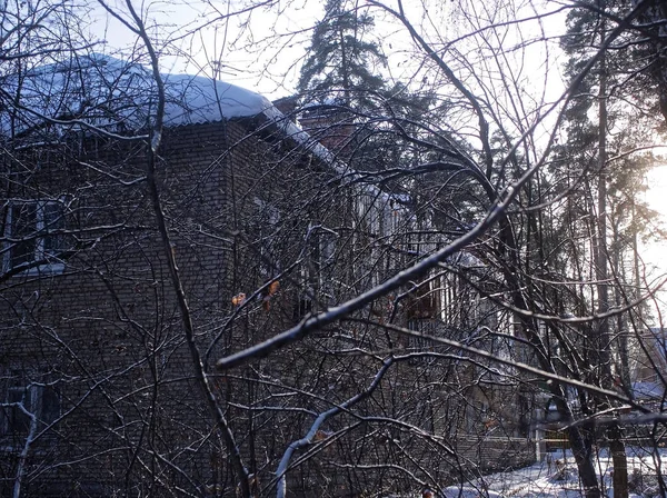 Çalışan Köy Russi Evin Çatısından Asılı Buz Sarkıtları — Stok fotoğraf