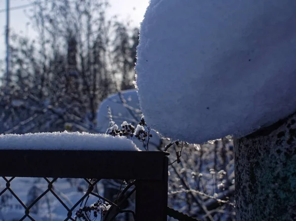 Snö Ligger Metall Staket Klar Dag Russi — Stockfoto