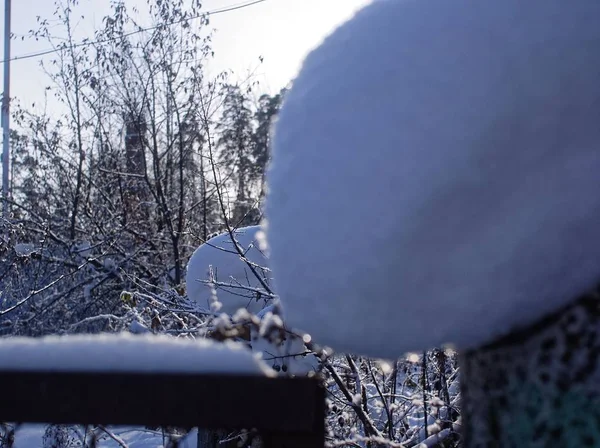 Snö Ligger Metall Staket Klar Dag Russi — Stockfoto