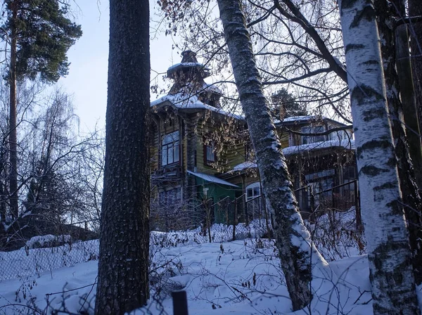 冬のフェンスの後ろの古い木造住宅 ルッシ — ストック写真