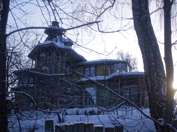 Старый Деревянный Дом Забором Зимой — стоковое фото
