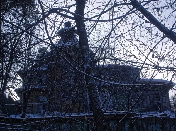Velha Casa Madeira Atrás Cerca Inverno Russi — Fotografia de Stock