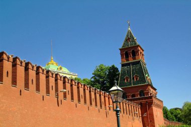 İlkbaharda mavi gökyüzüne karşı Kremlin kulesi, Mosco